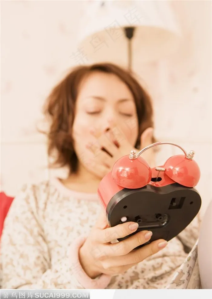 可爱的女孩-看着闹钟打哈欠