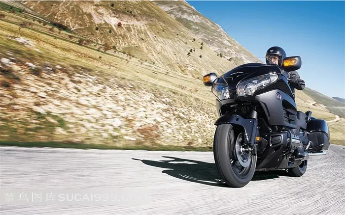 本田金翼F6B摩托车公路行驶摄影