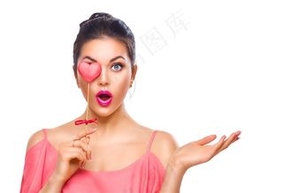 拿着爱心棒棒糖遮住眼睛的美女高清图片