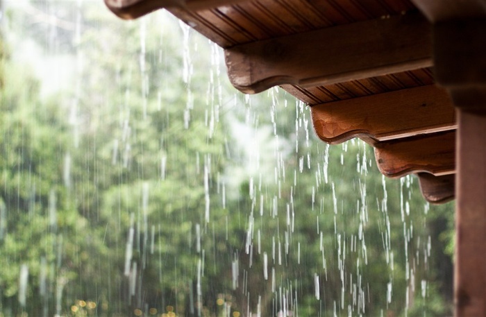 屋檐下的下雨天高清图片