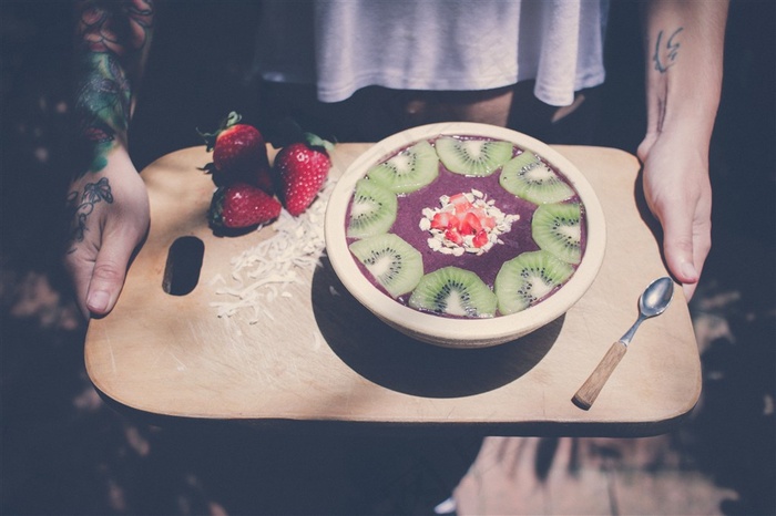 男人制造美食水果蛋糕餐饮