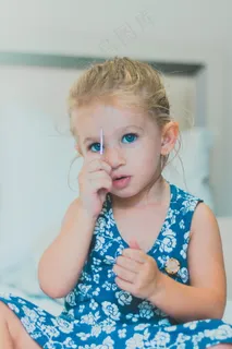 外国小女孩卖萌图片