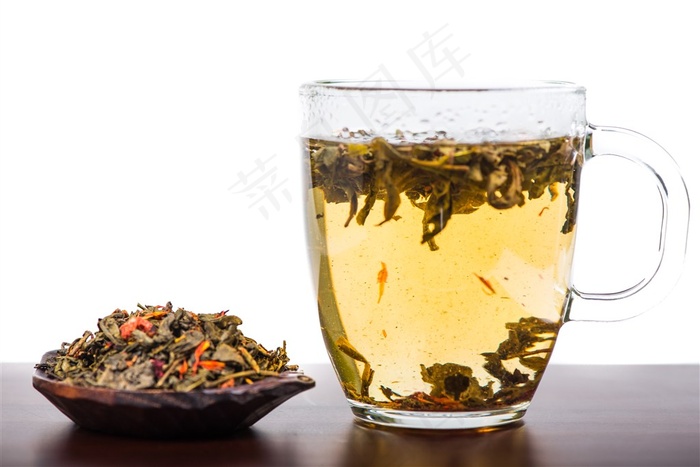 木桌子上的茶叶跟一杯茶