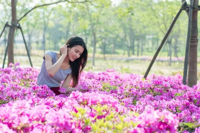 小清新长发花丛中的清纯美女摄影图片