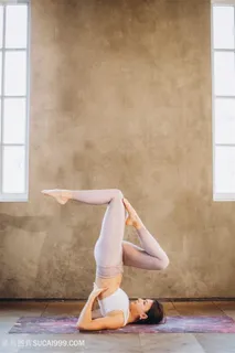 优美动作瑜伽图片