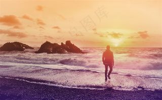 黄昏下海边的男人