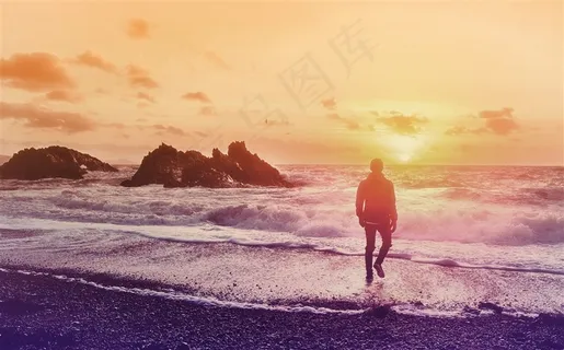 黄昏下海边的男人 黄昏下海边的男人