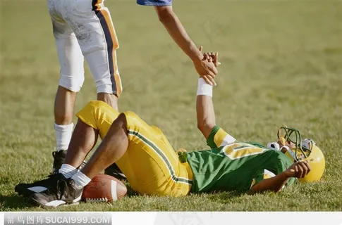 拉起躺在地上的球员