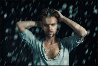 雨中淋雨帅哥图片