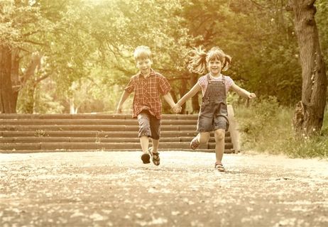 跑步系列 - 手拉手一起步跑的孩子