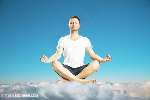 云端上男子练瑜伽图片