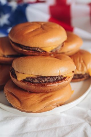 黄色美味汉堡摄影素材