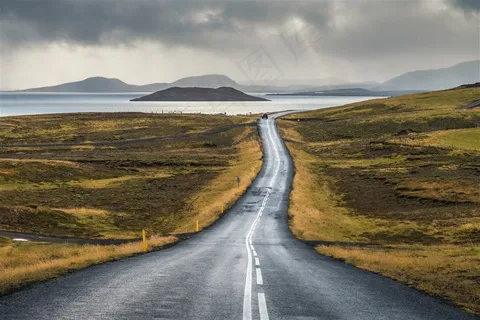 公路与阴云密布的湖泊摄影 公路与阴云密布的湖泊摄影