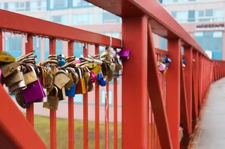 篱笆桥挂锁图片