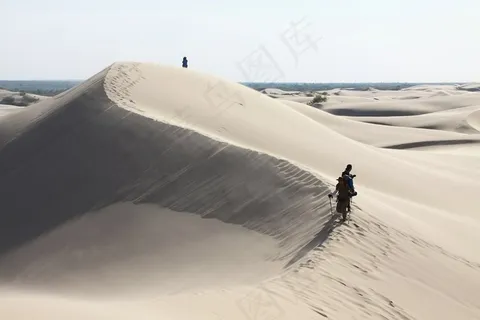沙丘上的旅行者