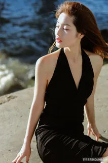 坐在海边的高清气质性感美女图片 坐在海边的高清气质性感美女图片