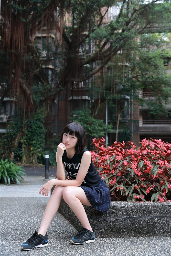短发美女蔡谨卉写真