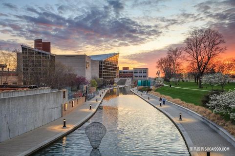 印第安纳州立博物馆在日落余晖