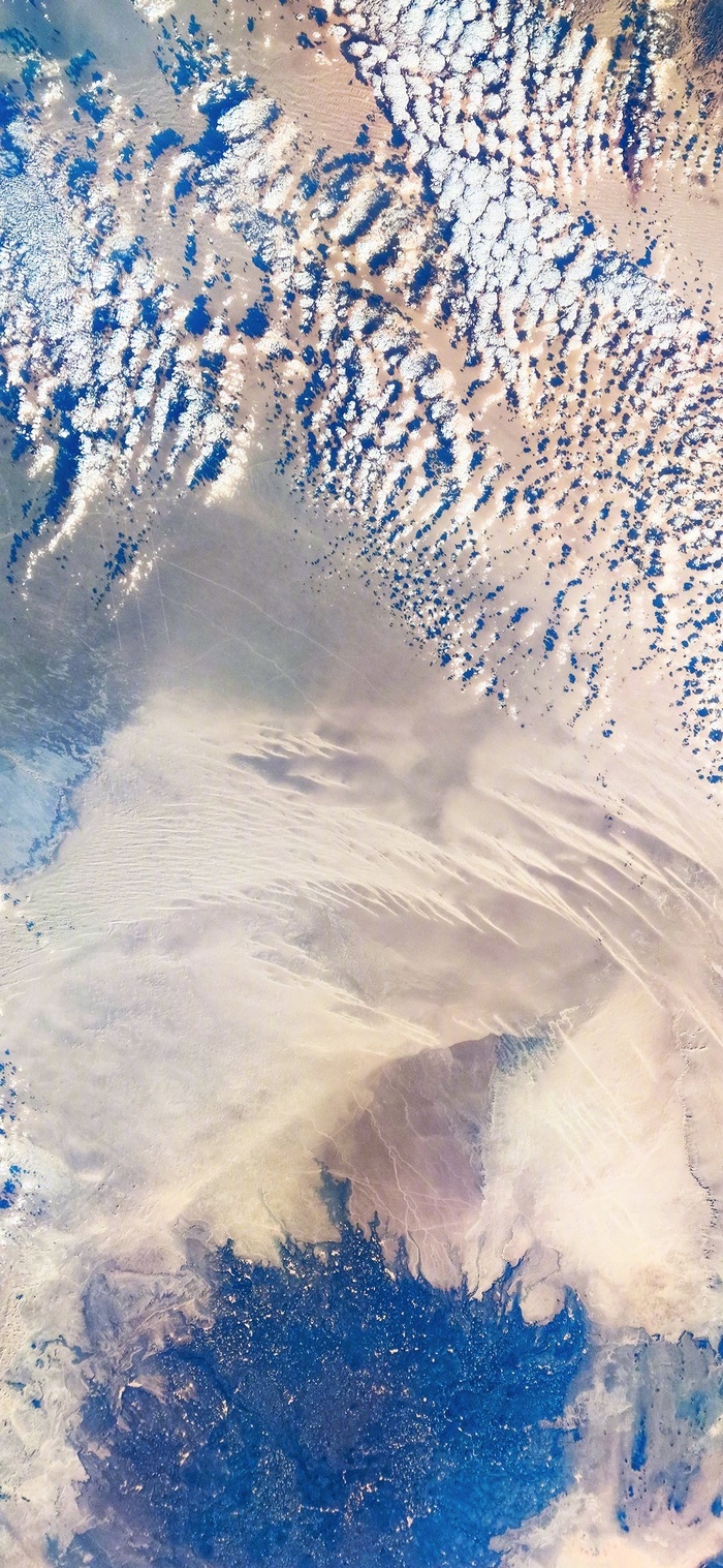 俯瞰鸟瞰沙漠砂砾旋风