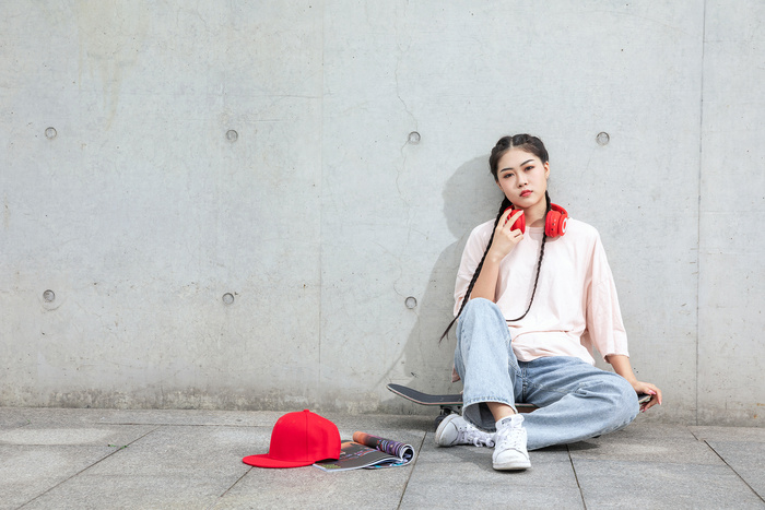 街头一角 听音乐 小女孩 