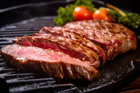 牛排铁板装盘美食摄影图 牛排铁板装盘美食摄影图