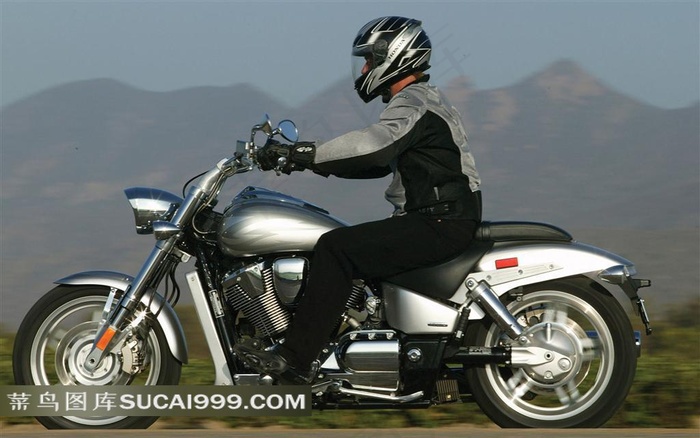 驾驶本田VTX1800摩托车素材