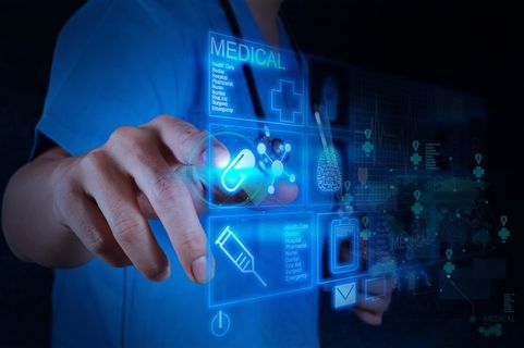 点击触屏的医疗人士