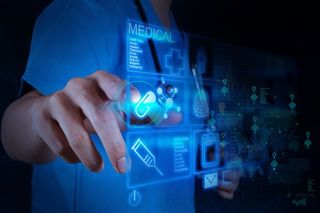 点击触屏的医疗人士