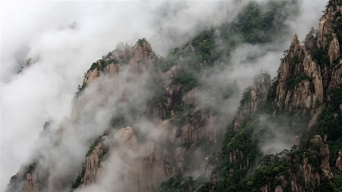 壮观的山峰素材图