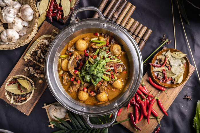 中式猪肉鱼丸汤美食摄影图