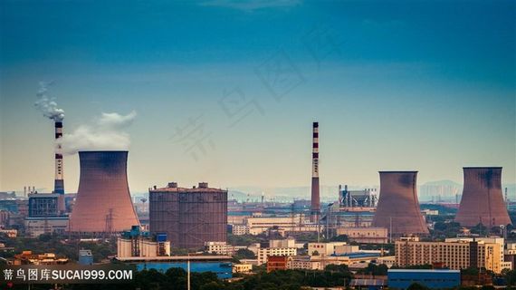 武钢的烟囱冒烟钢铁厂