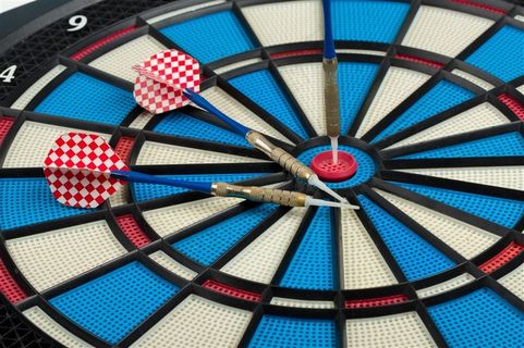 飞镖与靶心摄影图片下载