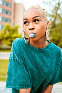 吹泡泡糖的欧洲美女图片