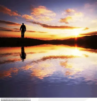 河边水中倒影的夕阳晚霞