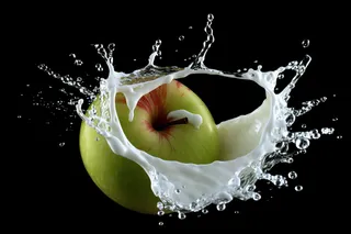 水果牛奶碰撞融合苹果液体撞击迸射瞬间摄影图