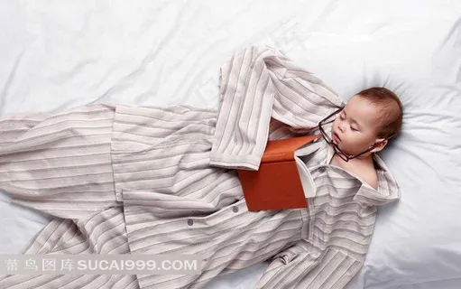 穿着大人衣服睡着的小宝宝