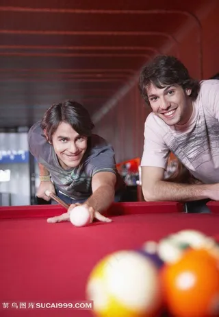 正在打台球的男人