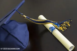 学士帽与学位证书特写高清图片