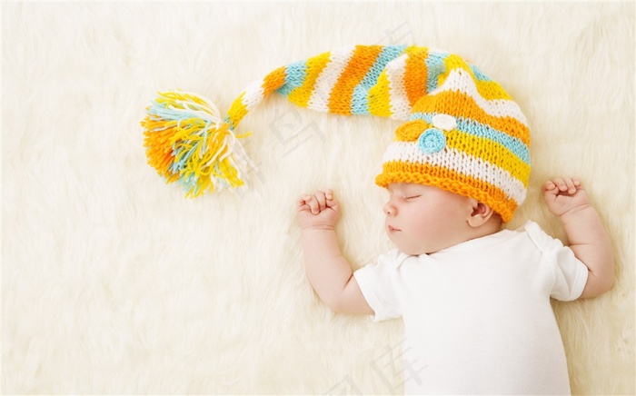 带着针织帽睡觉的孩子