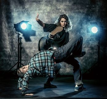 跳舞的男孩女孩