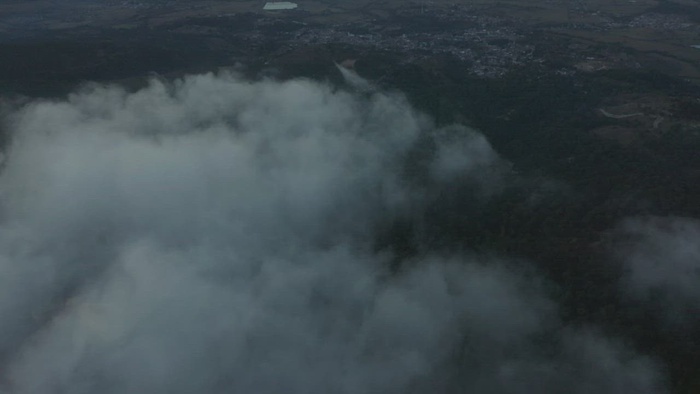 云层覆盖的自然浮雕的空中全景