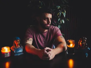 忧郁络腮胡子帅哥图片