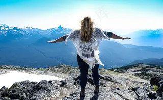 登高望远背影图片