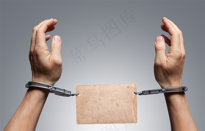 被手铐锁住的双手高清图片