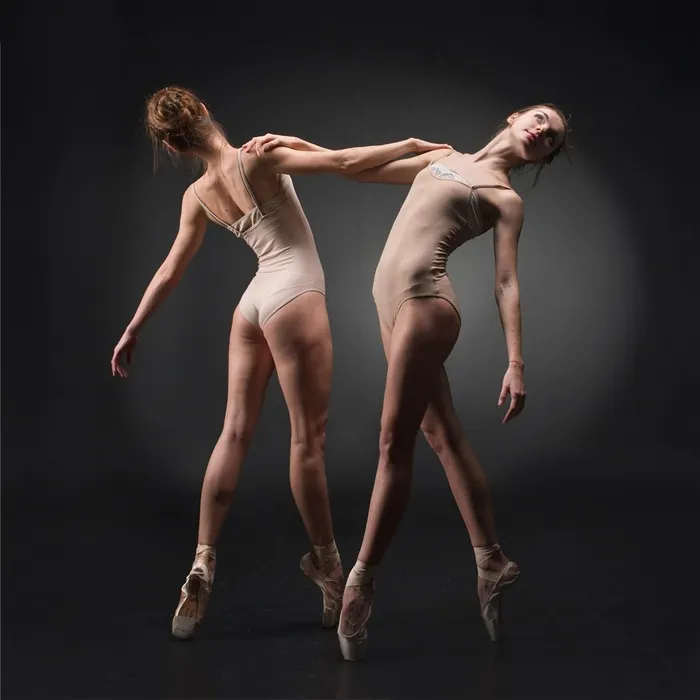 双人现代舞美女图片