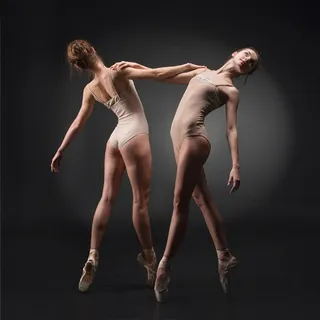 双人现代舞美女图片