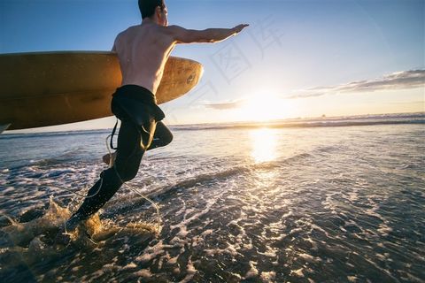 拿着冲浪板的男士图