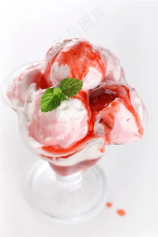 一小杯草莓冰淇淋