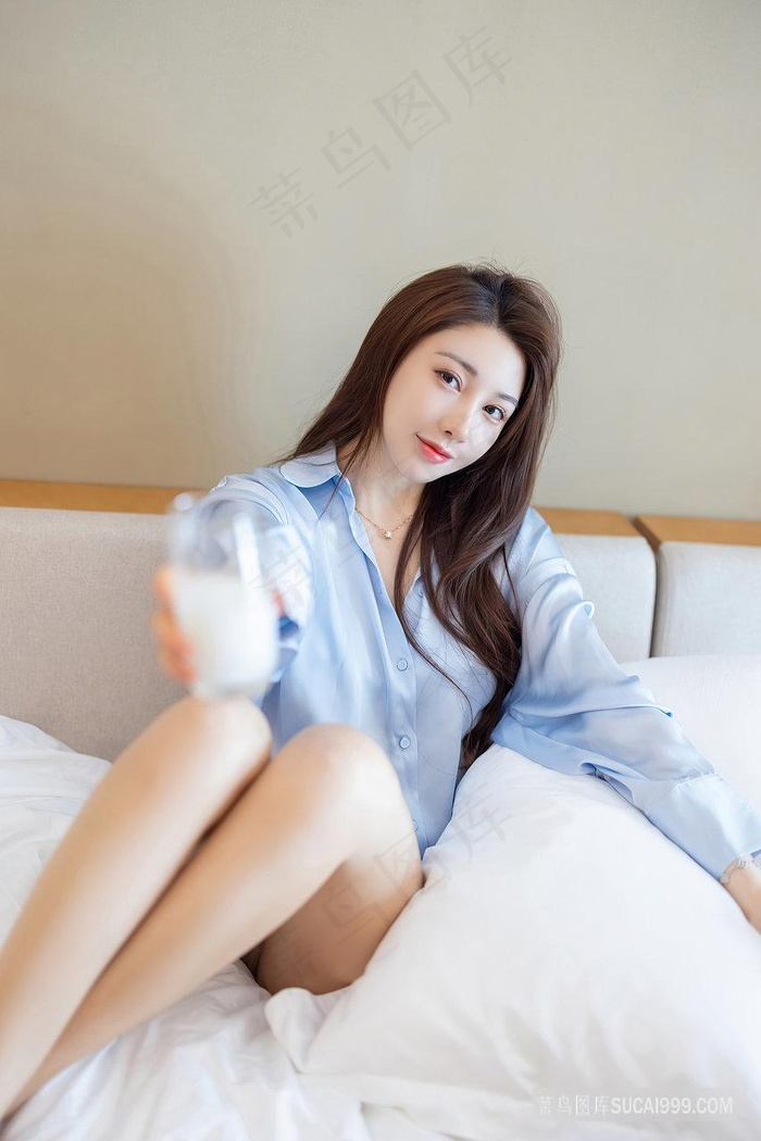 喝牛奶的甜美女神刘奕宁蓝色睡衣写真图片