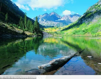 山间清澈的小湖 山间清澈的小湖